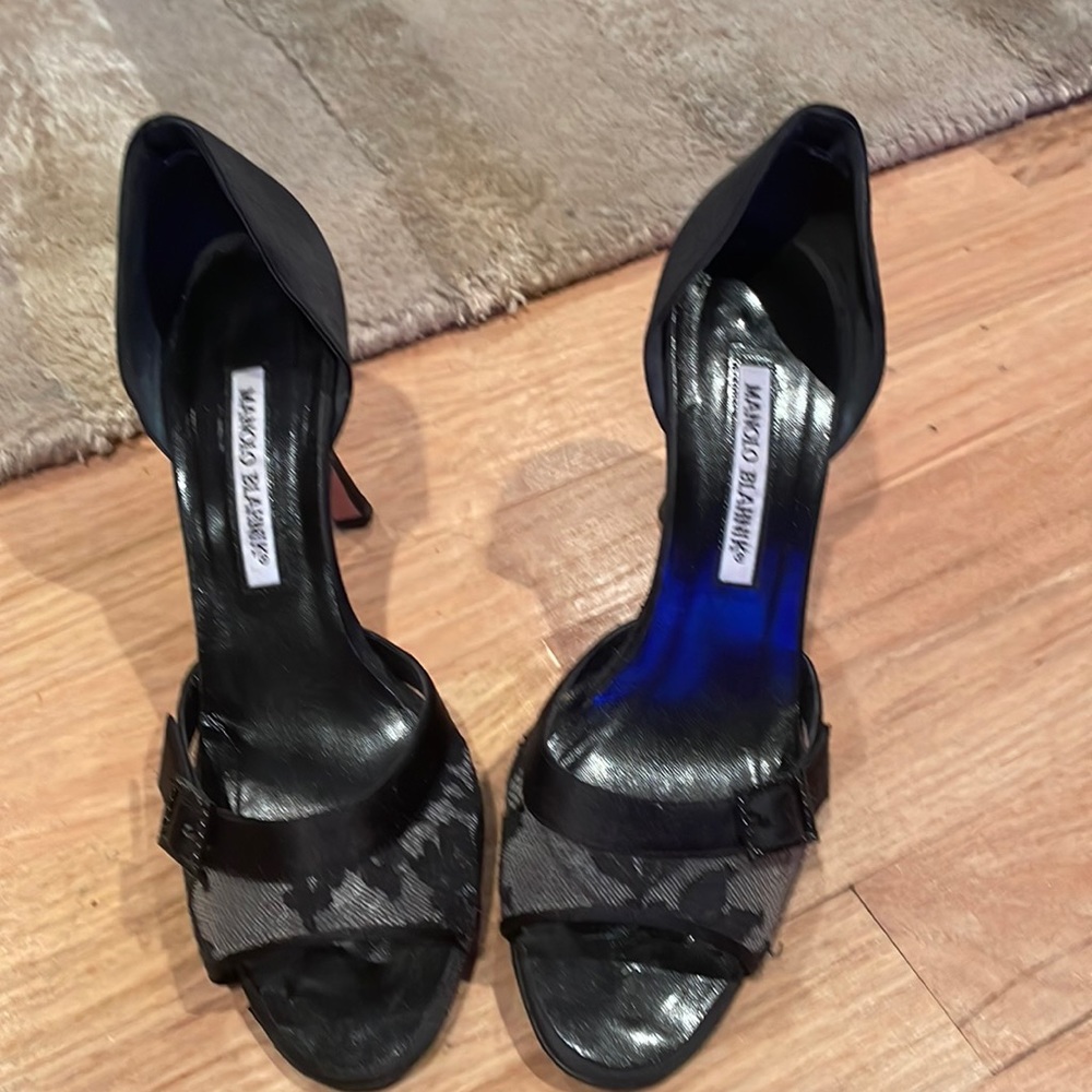 Manolo Blahnik Lina lace black 8 1/2 worn once